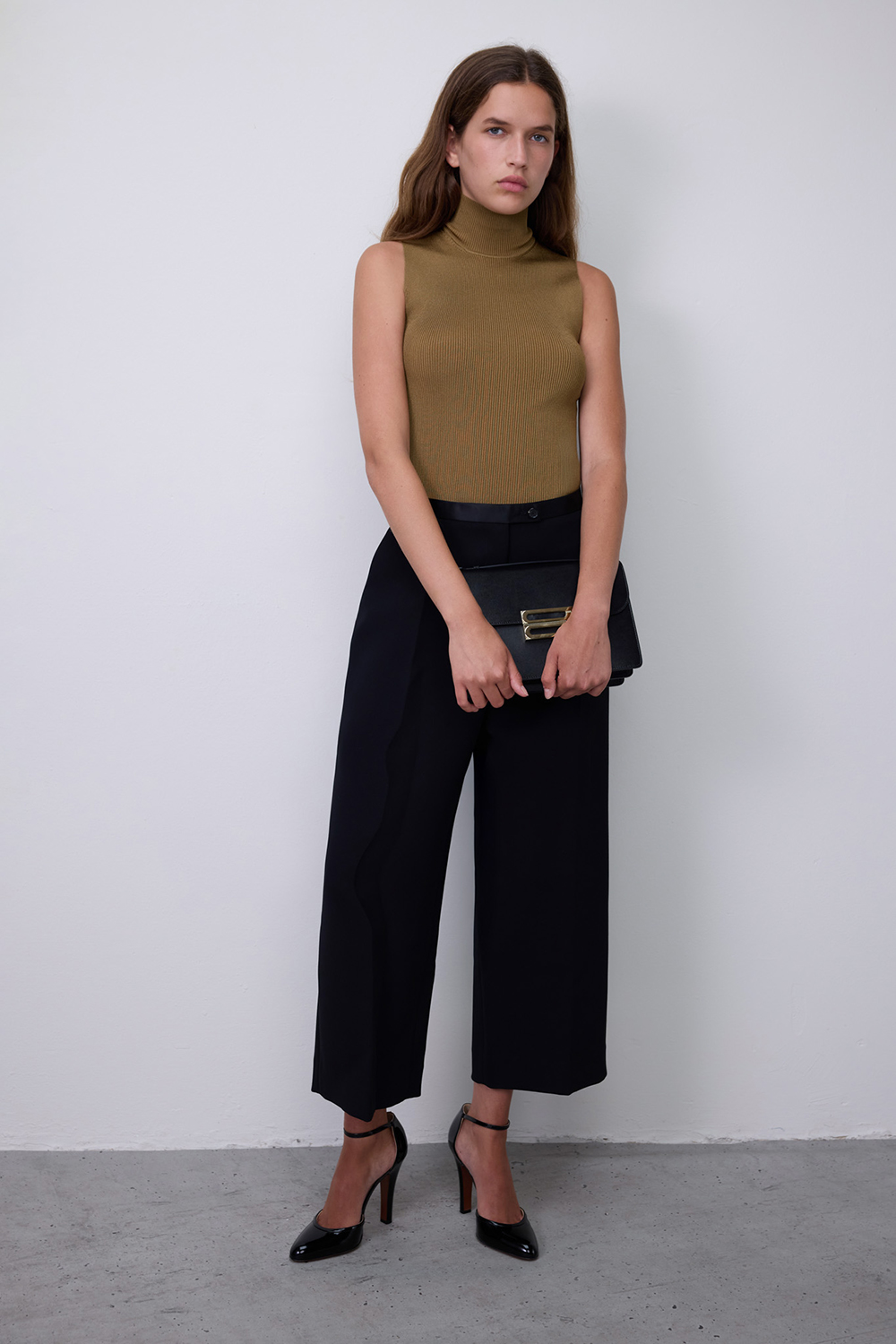 מכנסיים מחויטים בגזרה נמוכה